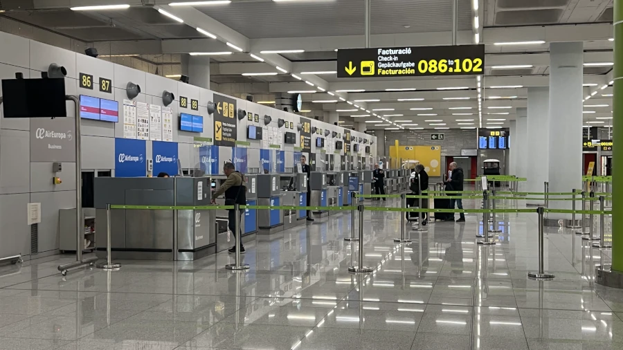 L'Aeroport de Mallorca té una terminal, dividida en 4 mòdul A-B-C-D